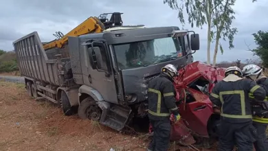 Homem morre e carro fica destruído em acidente — Foto: Corpo de Bombeiros