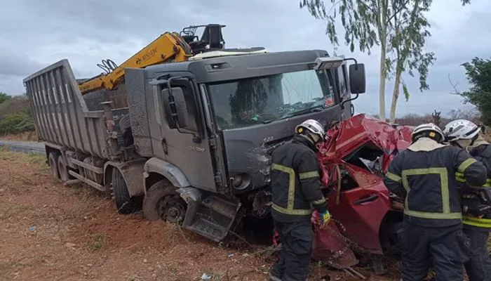 Homem morre e carro fica destruído em acidente — Foto: Corpo de Bombeiros