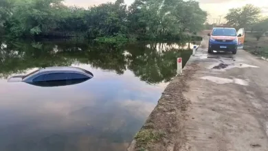 Carro ficou submerso, restando apenas teto fora d'água — Foto: Brigada Anjos Jacuipenses