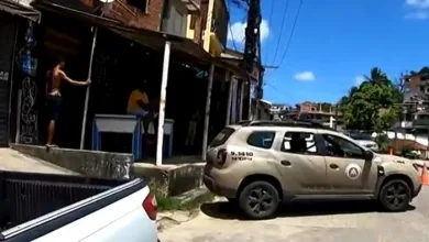 Polícia Militar isolou área para perícia após assassinato de jovem — Foto: Reprodução/TV Bahia