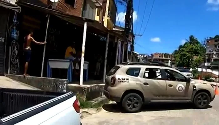 Polícia Militar isolou área para perícia após assassinato de jovem — Foto: Reprodução/TV Bahia