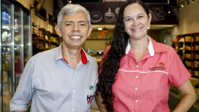 Aderval Matos, gerente da CL Constrular, e Jamile Azevedo, Supervisora de Vendas da empresa - Foto: Fala Genefax