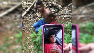 Traficantes vasculharam o celular do suposto ladrão e teriam encontrado fotos dele armado e fazendo sinais de uma facção rival- Foto: Reprodução