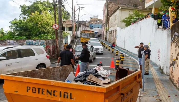 Corpo foi encontrado em lata de lixo no Barbalho- Foto: Reprodução/Arisson Marinho/CORREIO