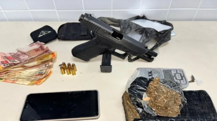 Homem é preso com arma e drogas em Feira de Santana- Foto: Divulgação/ Cipe Leste