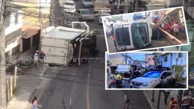 Caminhão carregado de alimentos tomba e destrói carro - Foto/ Reprodução: Redes sociais