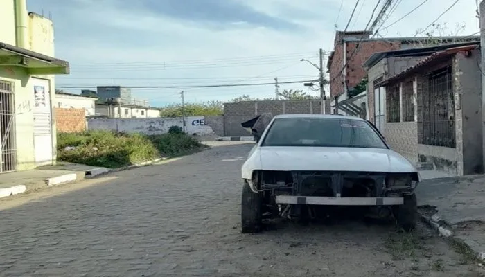 Veículos abandonados nas ruas em Feira de Santana serão recolhidos em até 5 dias úteis - Foto/Reprodução