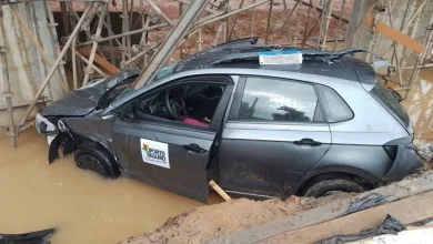 Motorista perde controle e veículo cai em área de obra na saída da BR-324 - Foto/Reprodução: Rhamidfan Cardoso