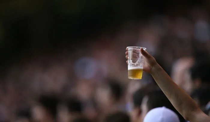 Comissão da Câmara aprova projeto que pode proibir bebidas alcoólicas em estádios - Foto: Reprodução