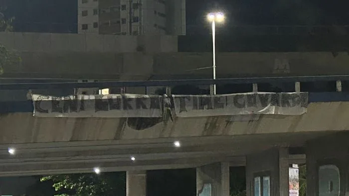 Boneco com rosto de Rogério Ceni foi colocado em viaduto — Foto: Reprodução/Redes Sociais