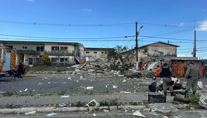 Explosão destrói prédio em Maceió — Foto: Nick Marone/TV Gazeta de Alagoas