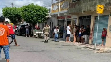 Jovem em surto psicótico faz funcionária de mercadinho refém, usando uma faca- Foto: Reprodução/ Caboronga Notícias