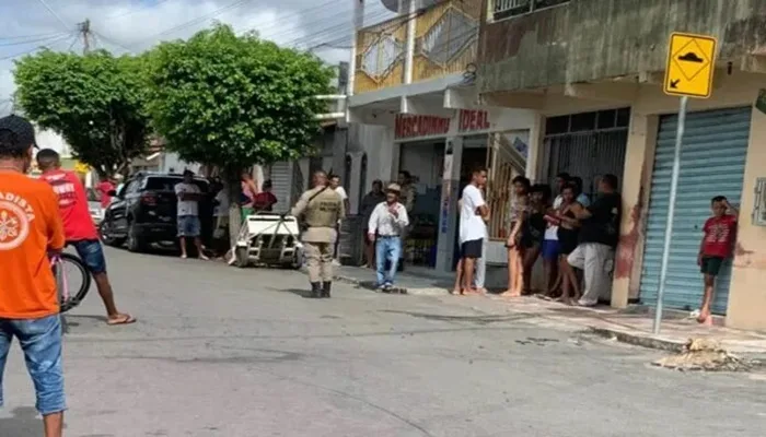 Jovem em surto psicótico faz funcionária de mercadinho refém, usando uma faca- Foto: Reprodução/ Caboronga Notícias