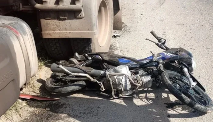 Motociclista perde o controle e morre após ser atropelado por carreta na BR-324- Foto: Reprodução/ Redes Sociais