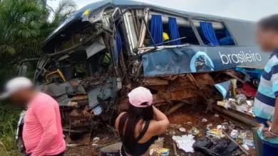 Batida entre ônibus e caminhão deixa dois mortos e mais de 30 feridos na BR-101- Foto: Reprodução/SulBahiaNews