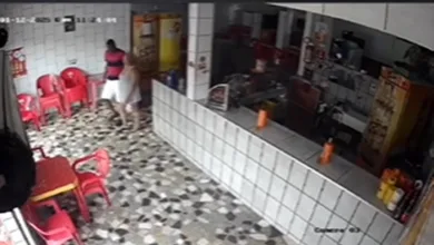 Câmeras de segurança de um bar flagraram o momento em que homens armados invadem o local e sequestraram Paixão. Foto: Reprodução/ Arquivo pessoal