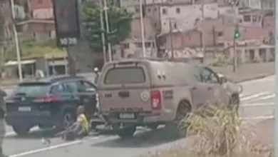 Motociclista colide com viatura da PM em acidente na Avenida Gal Costa, em Salvador - Foto:Reprodução