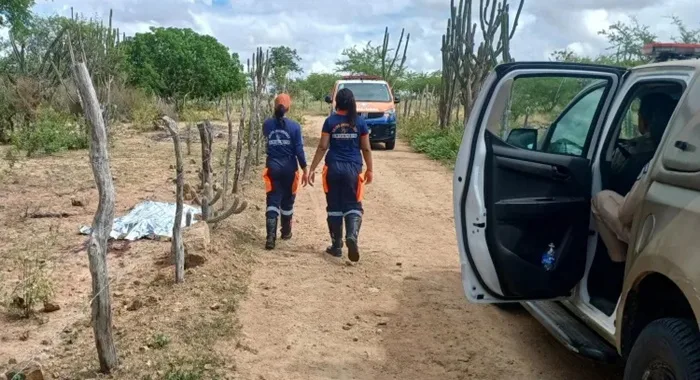 Jovem é encontrado morto com corte no pescoço