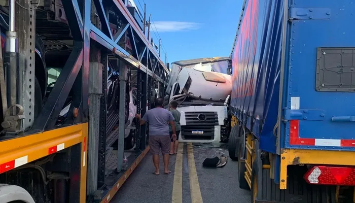 Acidente entre carretas e caminhão deixa dois feridos na BR-116