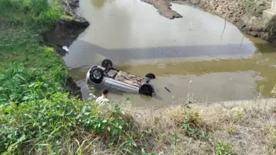 Carro é encontrado submerso em riacho; motorista pode estar preso ao cinto de segurança