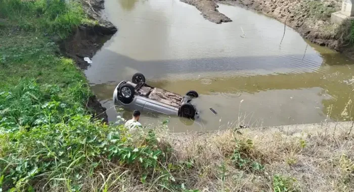 Carro é encontrado submerso em riacho; motorista pode estar preso ao cinto de segurança