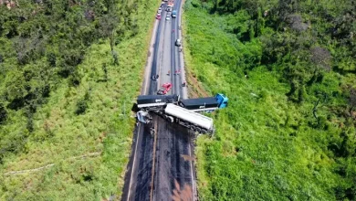 Acidente carretas deixou pista interditada no oeste da Bahia — Foto: Reprodução/Marlon Ferraz/Blog Braga