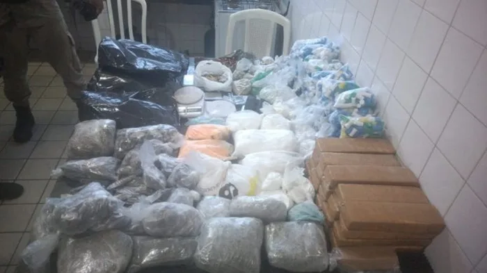 Polícia apreende grande quantidade de drogas, munições e granadas durante operação