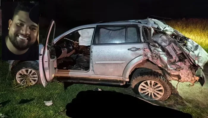 Homem de 27 anos morre e uma jovem fica gravemente ferida após carro capotar no extremo sul da Bahia