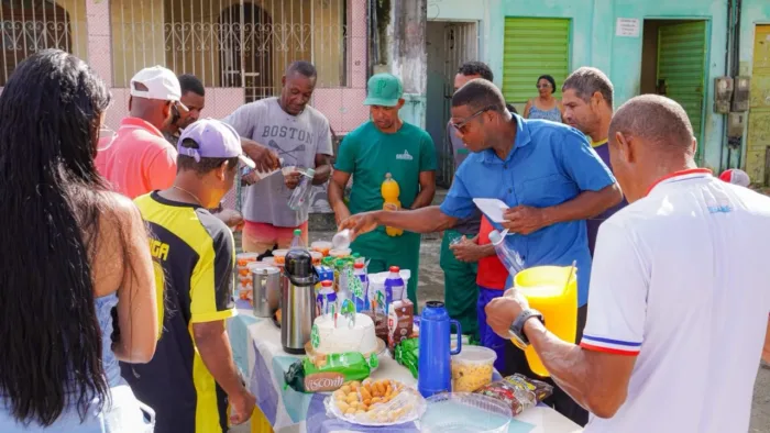Vitor da Água homenageia profissionais da limpeza urbana em Saubara