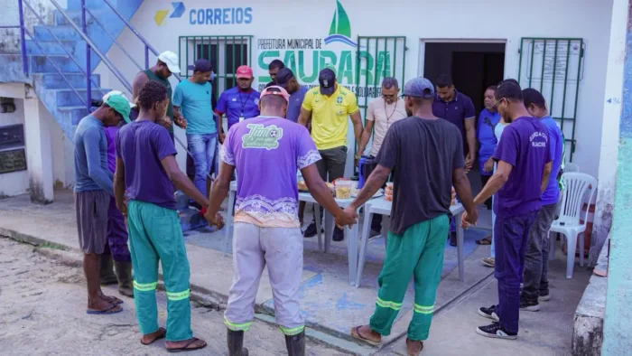 Vitor da Água homenageia profissionais da limpeza urbana em Saubara
