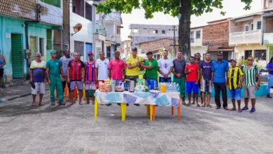 Vitor da Água homenageia profissionais da limpeza urbana em Saubara