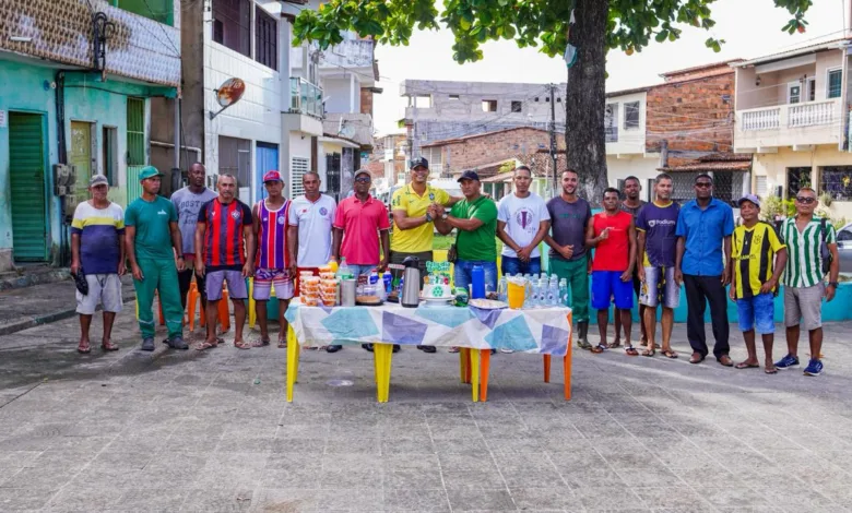 Vitor da Água homenageia profissionais da limpeza urbana em Saubara