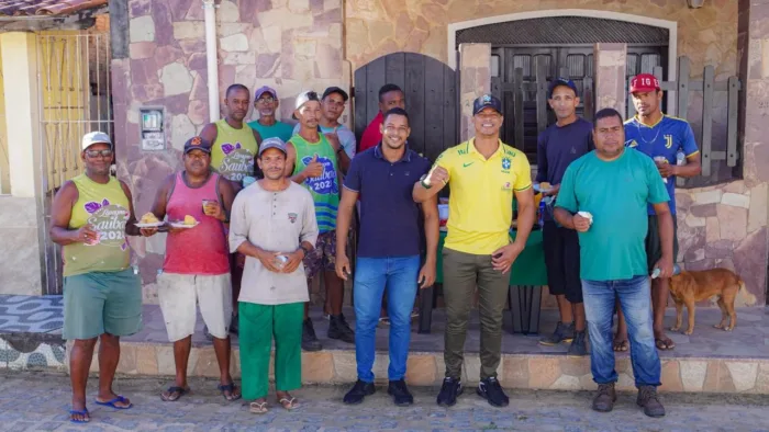 Vitor da Água homenageia profissionais da limpeza urbana em Saubara