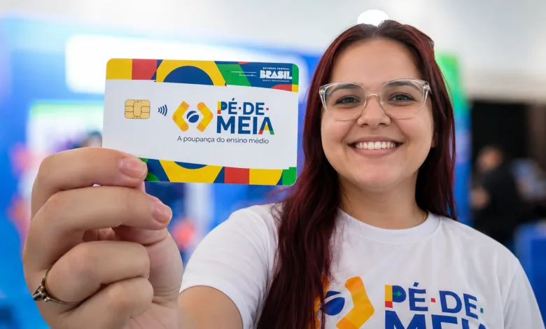 Estudantes recebem pagamento da terceira parcela do Pé-de-Meia
