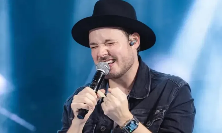 cantor Israel sofre acidente