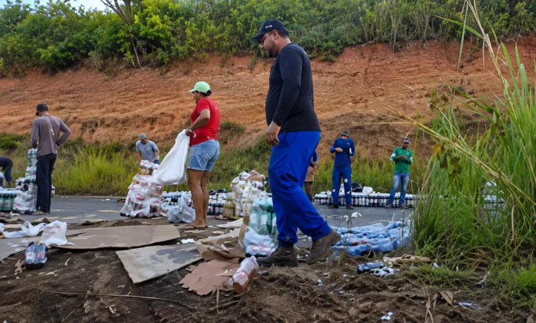 carreta tombada na BR-101