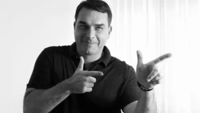 vereadores de Salvador pedem suspensão do título de cidadão a Flávio Bolsonaro