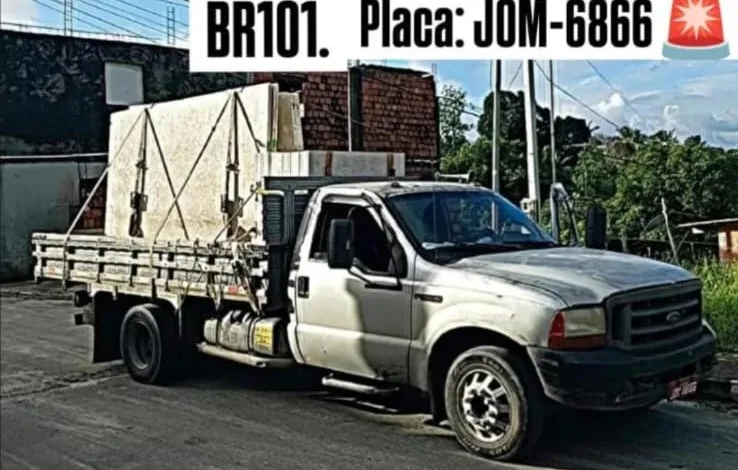 Caminhão roubado na BR-101