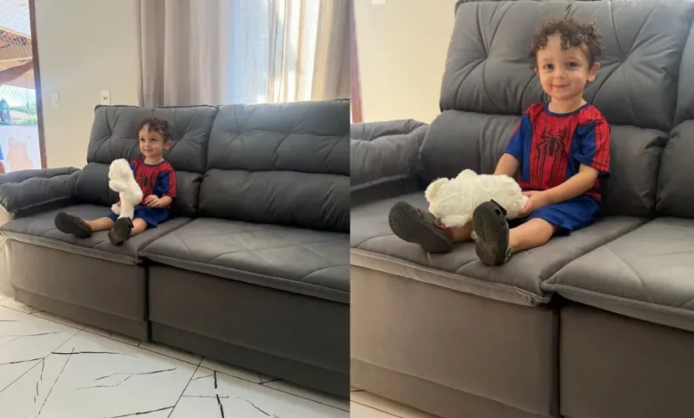 menino compra sofá pelo celular