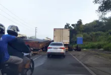 acidente com carretas na BR-324