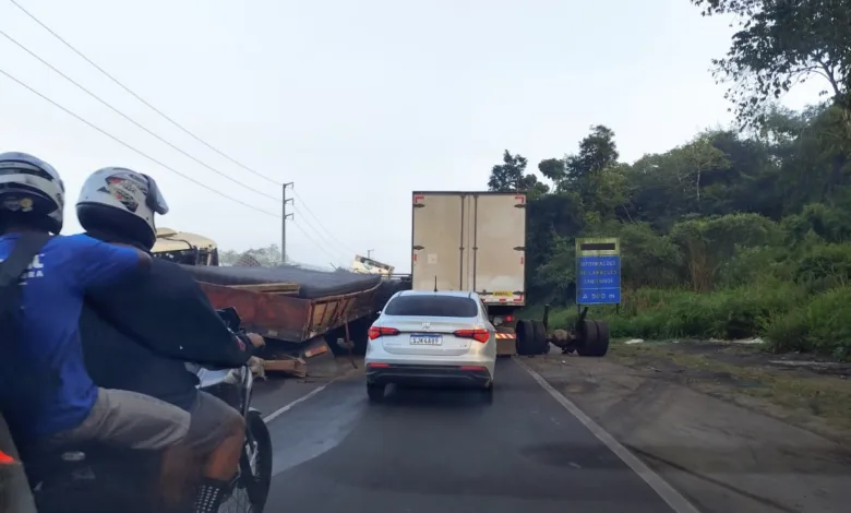 acidente com carretas na BR-324
