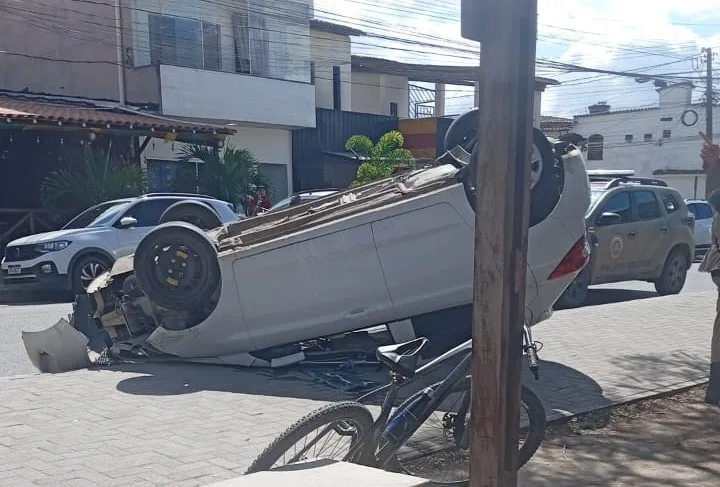 capotamento na Avenida Fraga Maia