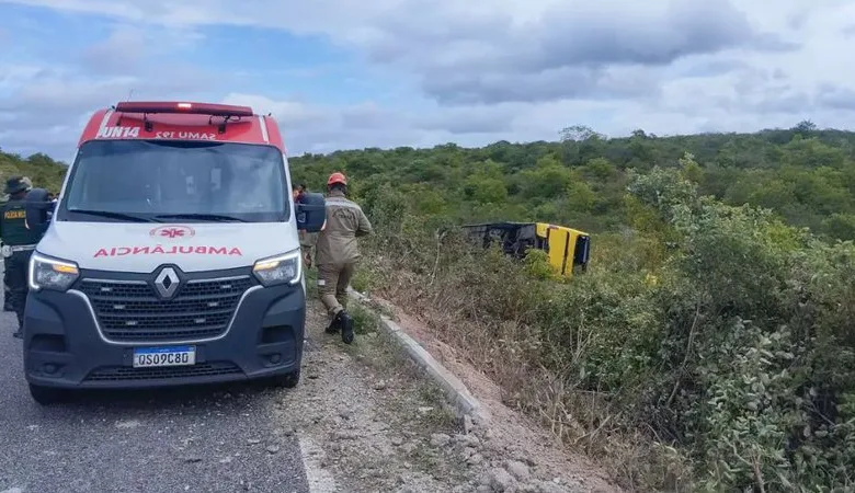 ônibus com romeiros tomba no Ceará
