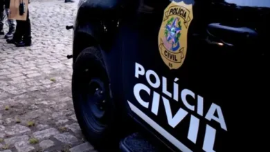 mãe queima mãos do filho com colher quente
