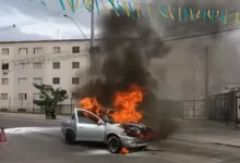 Carro destruído por incêndio em Areia Branca | Foto: Reprodução