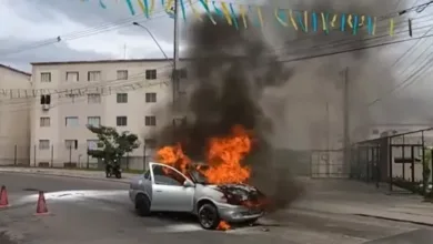 Carro destruído por incêndio em Areia Branca | Foto: Reprodução