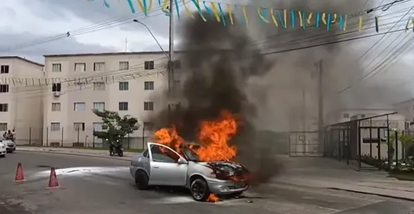 Carro destruído por incêndio em Areia Branca | Foto: Reprodução