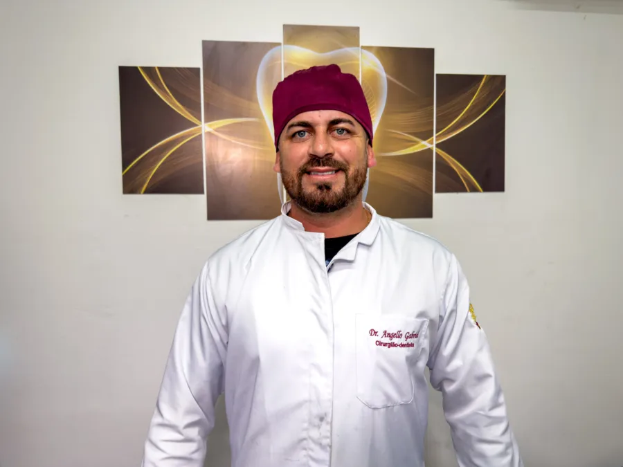 Dr. Angelo Gabriel oferece lentes nos dentes
