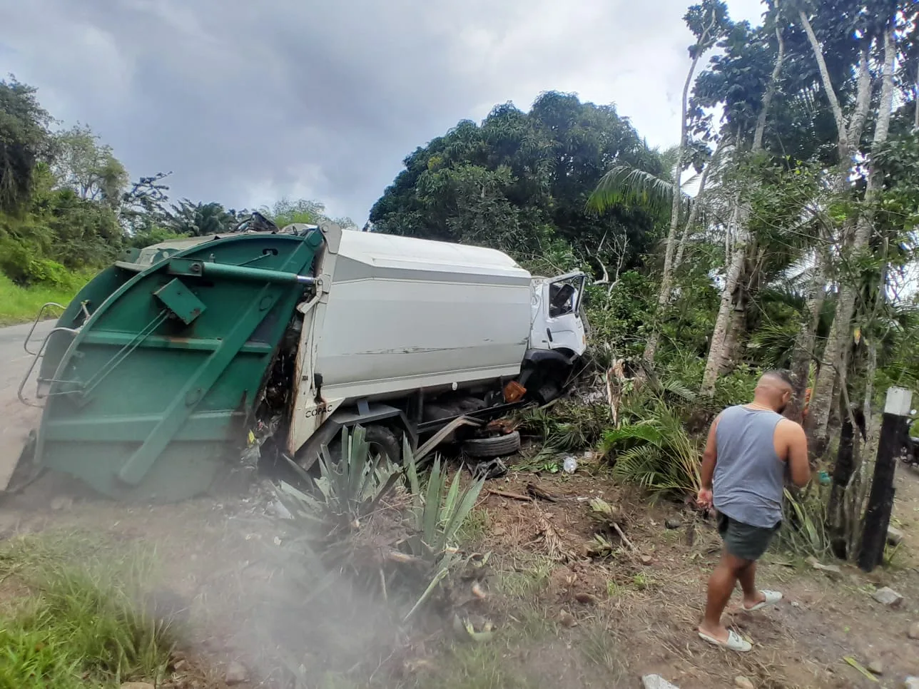 acidente com caminhão da coleta em Teodoro Sampaio