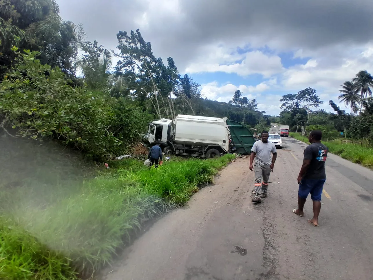 acidente com caminhão da coleta em Teodoro Sampaio